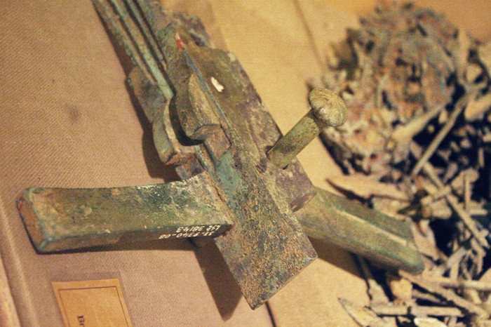 Lẫy nỏ và mũi tên ba cạnh của chiếc "nỏ thần" huyền thoại thời kì Thục Phán An Dương Vương